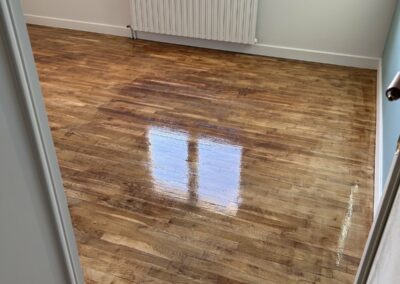 4/4 - Chambre : peinture et vitrification de parquet