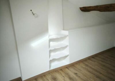 Rafraîchissement d'une chambre Ratissage des murs et plafonds , mastique acrylique autour des poutres, mise en peinture des murs et plafond en peinture lessivable