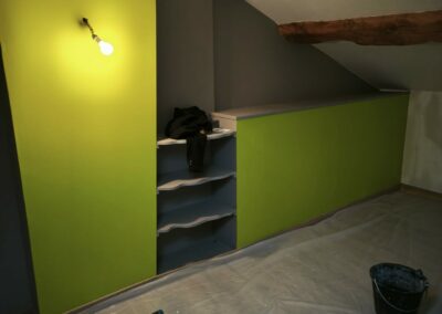 Rafraîchissement d'une chambre Ratissage des murs et plafonds , mastique acrylique autour des poutres, mise en peinture des murs et plafond en peinture lessivable