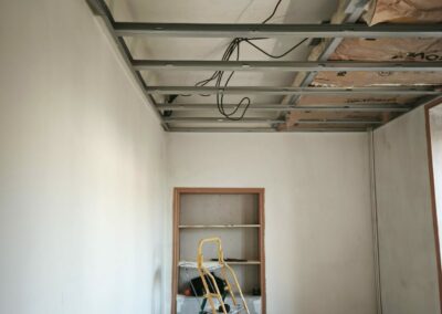 Rénovation d'une chambre : rabaissement du plafond en plaque de plâtre pour faire une isolation thermique, jointage du plafond, ratissage des murs et plafond, peinture du plafond, impression des murs, peinture des fenêtres, portes et pose de papier peint sur les murs
