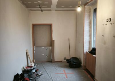 Rénovation d'une chambre : rabaissement du plafond en plaque de plâtre pour faire une isolation thermique, jointage du plafond, ratissage des murs et plafond, peinture du plafond, impression des murs, peinture des fenêtres, portes et pose de papier peint sur les murs