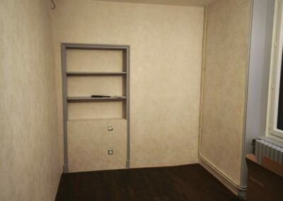 Rénovation d'une chambre : rabaissement du plafond en plaque de plâtre pour faire une isolation thermique, jointage du plafond, ratissage des murs et plafond, peinture du plafond, impression des murs, peinture des fenêtres, portes et pose de papier peint sur les murs