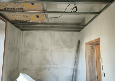 Rénovation d'une chambre : rabaissement du plafond en plaque de plâtre pour faire une isolation thermique, jointage du plafond, ratissage des murs et plafond, peinture du plafond, impression des murs, peinture des fenêtres, portes et pose de papier peint sur les murs