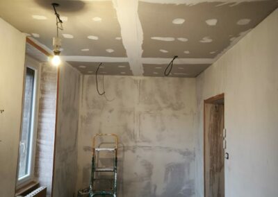 Rénovation d'une chambre : rabaissement du plafond en plaque de plâtre pour faire une isolation thermique, jointage du plafond, ratissage des murs et plafond, peinture du plafond, impression des murs, peinture des fenêtres, portes et pose de papier peint sur les murs