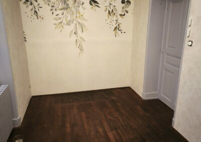 Rénovation d'une chambre : rabaissement du plafond en plaque de plâtre pour faire une isolation thermique, jointage du plafond, ratissage des murs et plafond, peinture du plafond, impression des murs, peinture des fenêtres, portes et pose de papier peint sur les murs