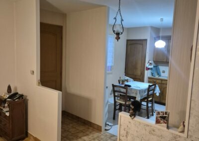 Rénovation d'une salle à manger : démolition de la voûte en bois pour avoir plus de clarté, pose de deux petits murets à la place, ratissage des murs et plafonds, peinture du plafond, des murs et pose du papier peint sur une face et baguettes de finition